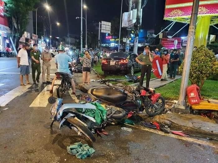 nu tai xe 23 tuoi dap nham chan ga toyota camry ha guc 8 xe may