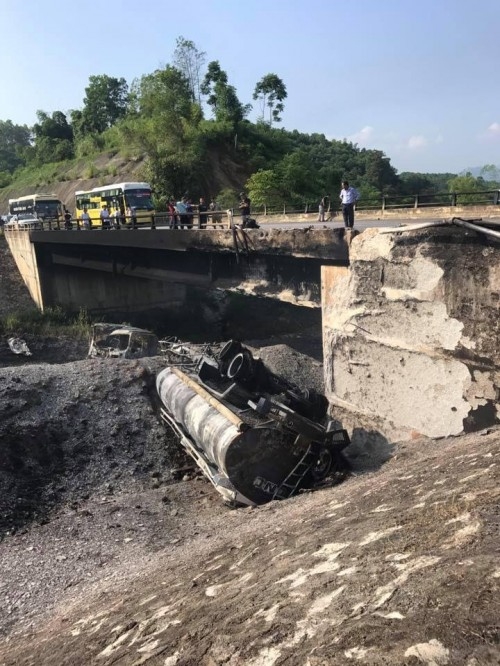 kinh hoang khoanh khac no xe bon tren cao toc ha noi lao cai