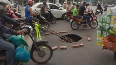 ho tu than nuot chung banh xe tren duong xuan thuy cau giay