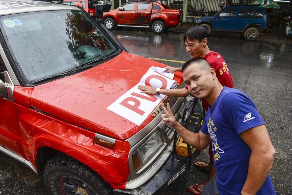 cac van dong vien no nuc tham gia buoi kham xe truoc them voc 2018