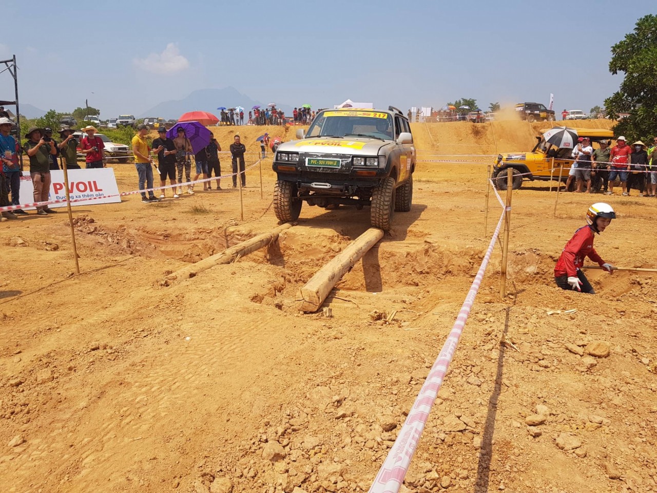 pvoil voc 2019 land cruiser lat ngua tren duong thi so 2b
