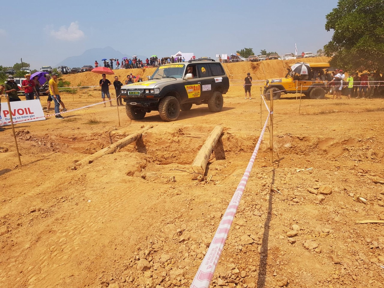 PVOIL VOC 2019: Land Cruiser 'lật ngửa' trên đường thi số 2B pvoil voc 2019 land cruiser lat ngua tren duong thi so 2b