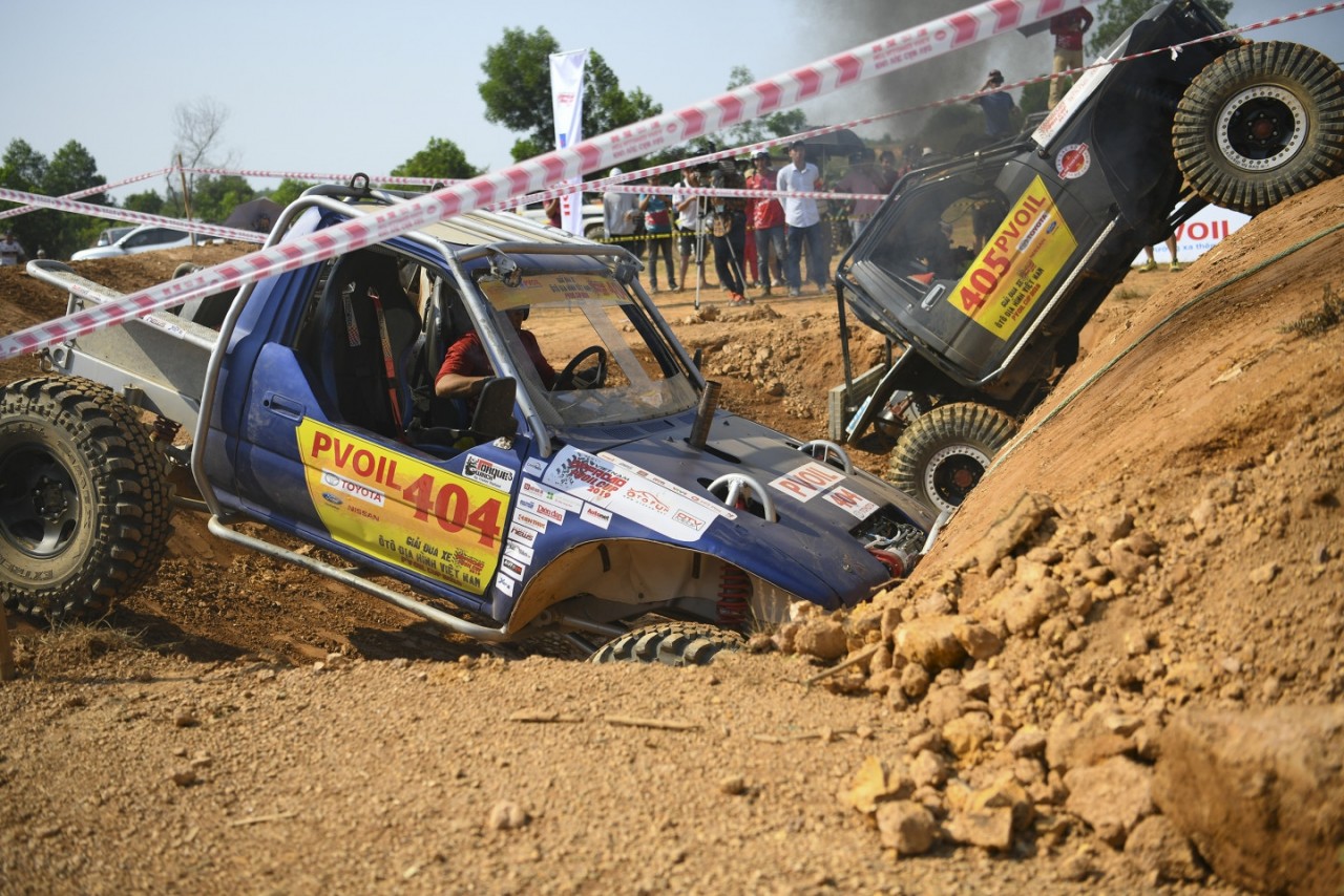 PVOIL VOC 2019: 'Cạm bẫy' hố sâu và tinh thần đồng đội ở đường thi số 06 pvoil voc 2019 cam bay ho sau va tinh than dong doi o duong thi so 06