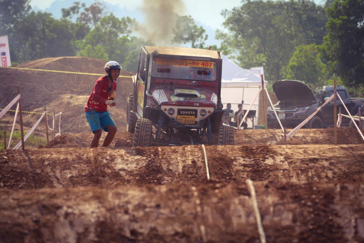 PVOIL VOC 2019: 'Cạm bẫy' hố sâu và tinh thần đồng đội ở đường thi số 06 pvoil voc 2019 cam bay ho sau va tinh than dong doi o duong thi so 06