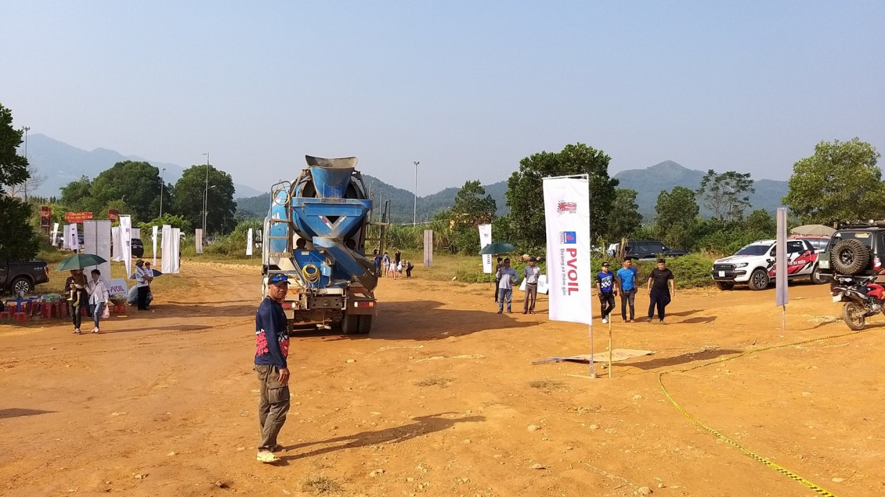 pvoil voc 2019 nhung chu ngua chien dong loat khoac dong phuc nau dat tai duong dua bo