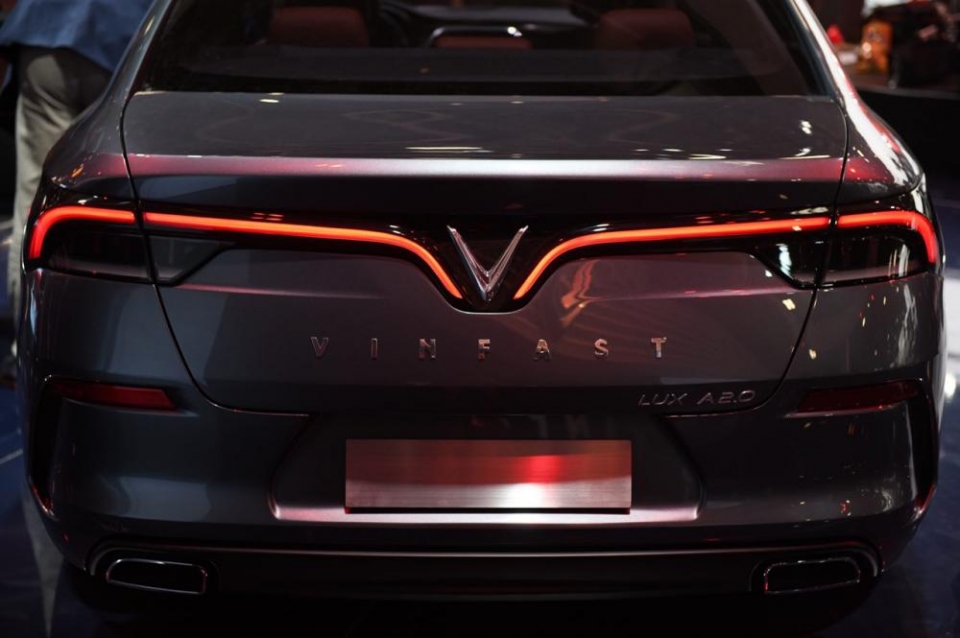 soi chi tiet sedan vinfast lux a20 xuat hien tai trien lam o to paris 2018