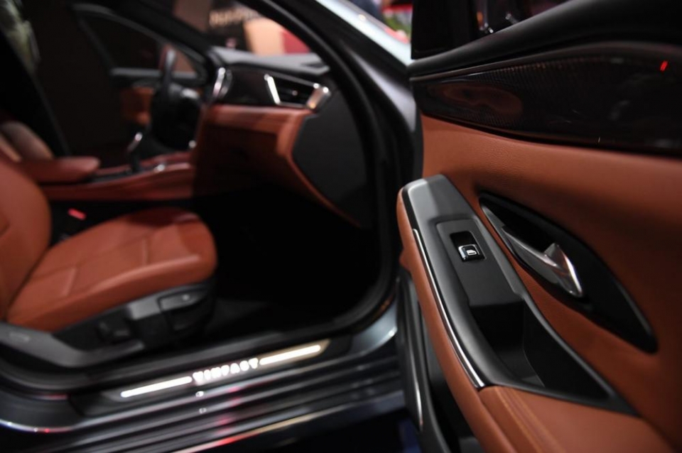 soi chi tiet sedan vinfast lux a20 xuat hien tai trien lam o to paris 2018