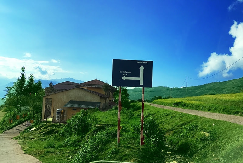 lai toyota land cruiser dao mot vong bat xat ngam mua lua chin