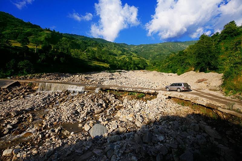 lai toyota land cruiser dao mot vong bat xat ngam mua lua chin