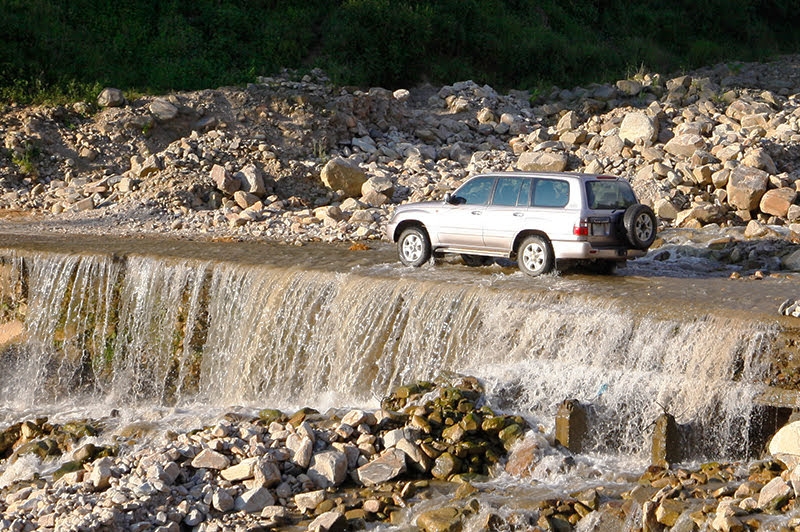 lai toyota land cruiser dao mot vong bat xat ngam mua lua chin