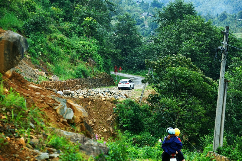 lai toyota land cruiser dao mot vong bat xat ngam mua lua chin