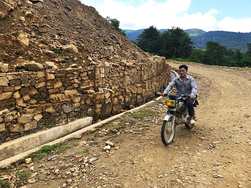 lai toyota land cruiser dao mot vong bat xat ngam mua lua chin