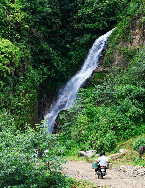 lai toyota land cruiser dao mot vong bat xat ngam mua lua chin