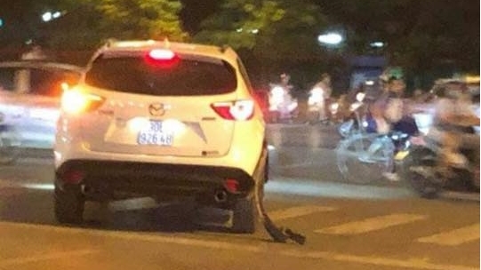 Truy tìm lái xe Mazda CX-5 nghi dùng súng bắn rồi chèn xe qua người tài xế taxi