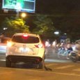 Truy tìm lái xe Mazda CX-5 nghi dùng súng bắn rồi chèn xe qua người tài xế taxi