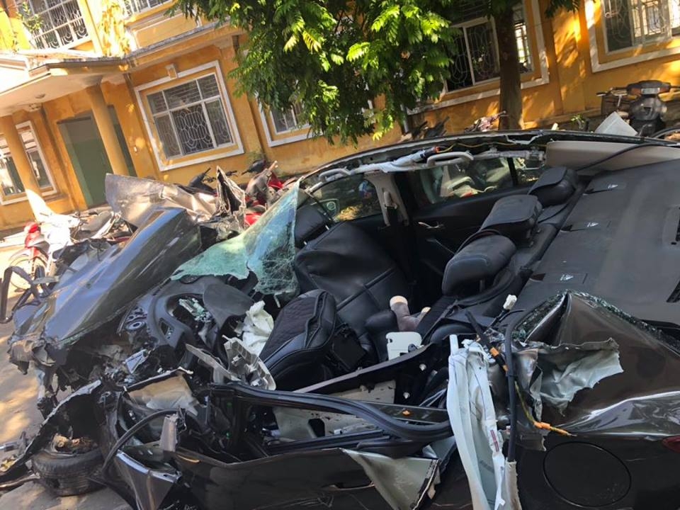 mazda3 nat vun sau cu va cham voi xe tai tren cao toc ha long hai phong