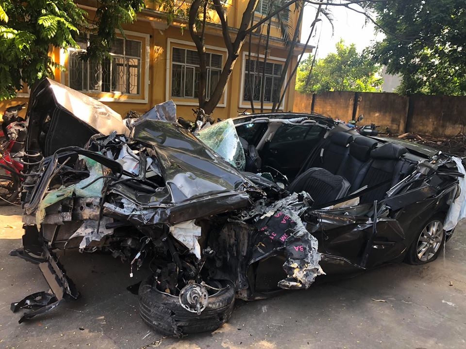 mazda3 nat vun sau cu va cham voi xe tai tren cao toc ha long hai phong