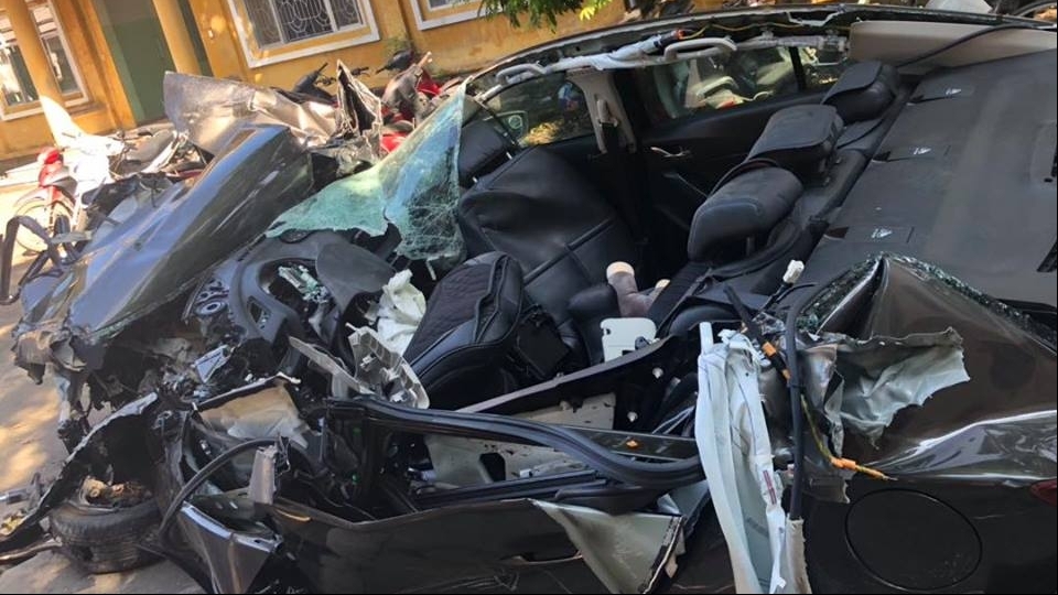 Mazda3 nát vụn sau cú va chạm với xe tải trên cao tốc Hạ Long - Hải Phòng