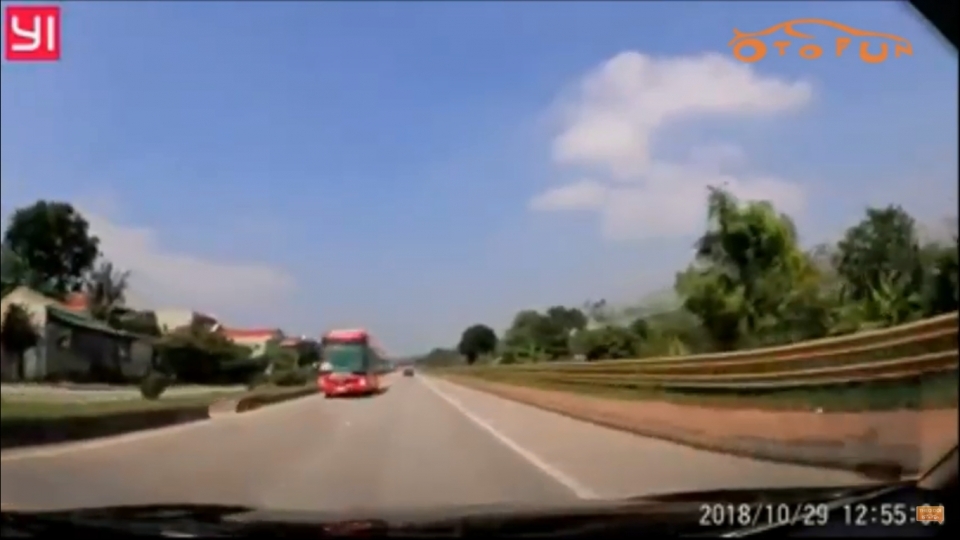 Thành viên Otofun.net đề nghị "phạt nguội" xe khách ngược chiều trên quốc lộ