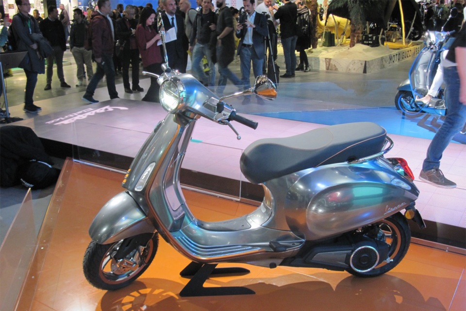 vespa elettrica xe may dien piaggio gia dat ngang mot chiec o to