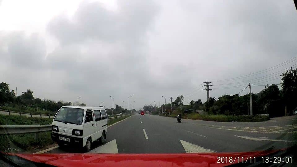 Xe tải "Su cóc" lao như tên bắn trên làn ngược chiều của đại lộ Thăng Long