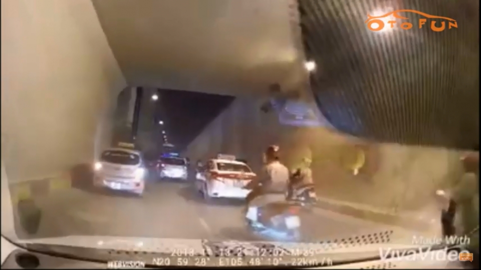 can canh taxi di lui trong ham chui thanh xuan