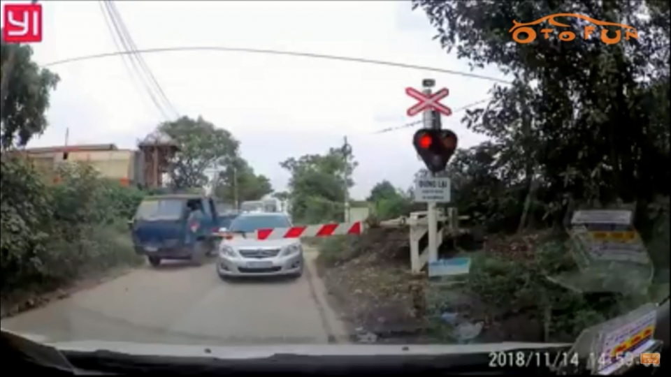 Ô tô, xe máy lũ lượt vượt barie băng qua đường ray trước mũi tàu hỏa o to xe may lu luot vuot barie bang qua duong ray truoc mui tau hoa