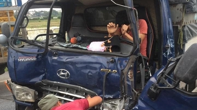 Tài xế xe tải Hyundai bị đâm 2 lần liên tiếp trên cao tốc Hà Nội - Thái Nguyên