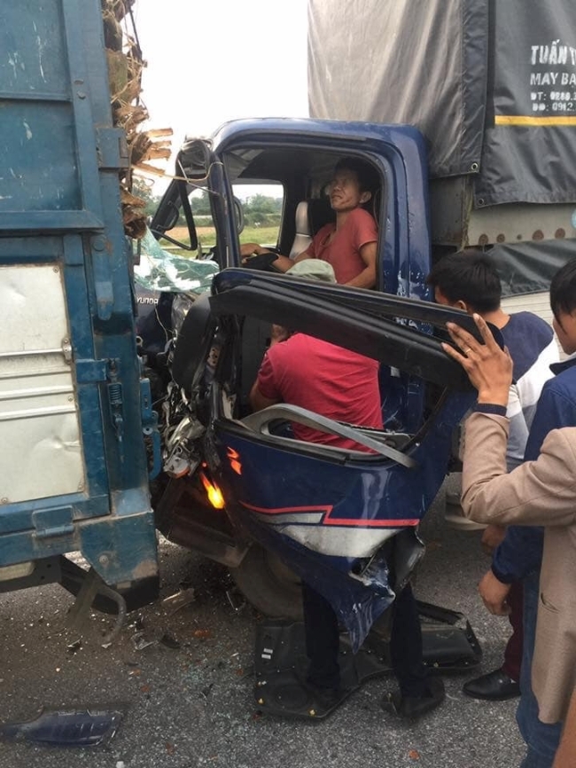tai xe xe tai hyundai bi dam 2 lan lien tiep tren cao toc ha noi thai nguyen