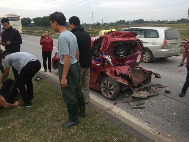 tai xe xe tai hyundai bi dam 2 lan lien tiep tren cao toc ha noi thai nguyen