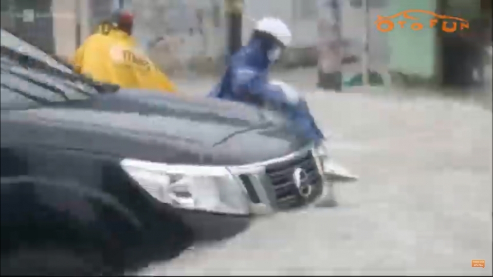 TP. Hồ Chí Minh ngập nặng, người và xe cộ chật vật trong mưa bão