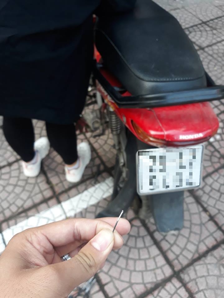 am long tai xe grab dung va xe giup nguoi la trong dem