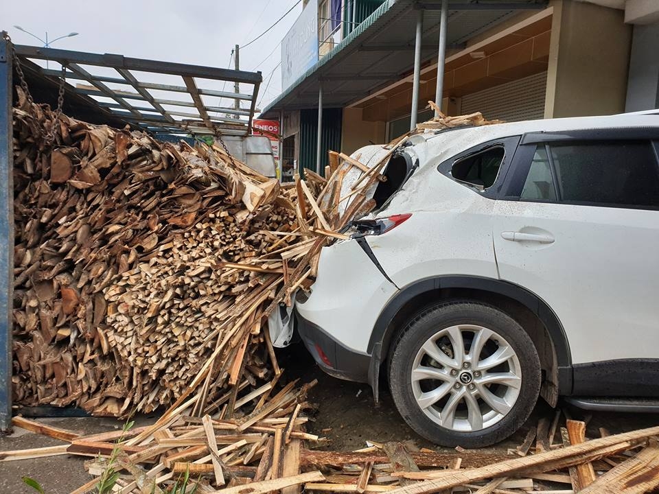 Tránh xe đạp sang đường, ô tô tải lật ngang làm bẹp đuôi xe Mazda CX-5 tranh xe dap sang duong o to tai lat ngang go do ap xuong mazda cx 5