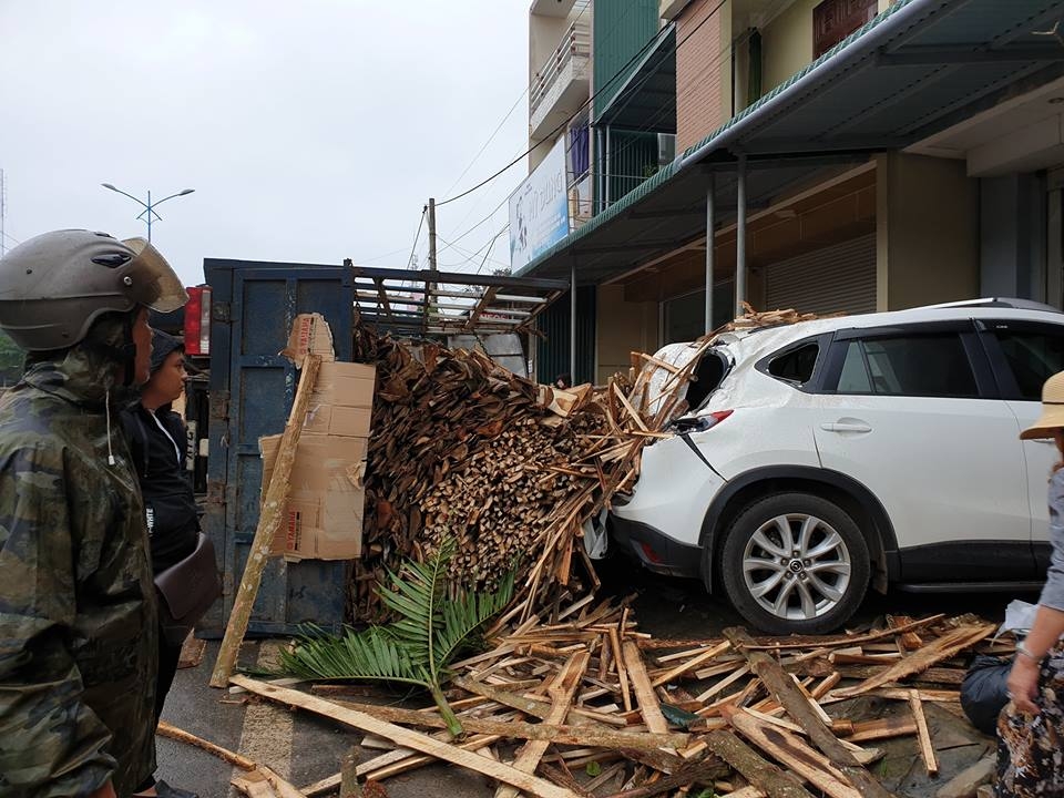 Tránh xe đạp sang đường, ô tô tải lật ngang làm bẹp đuôi xe Mazda CX-5 tranh xe dap sang duong o to tai lat ngang go do ap xuong mazda cx 5