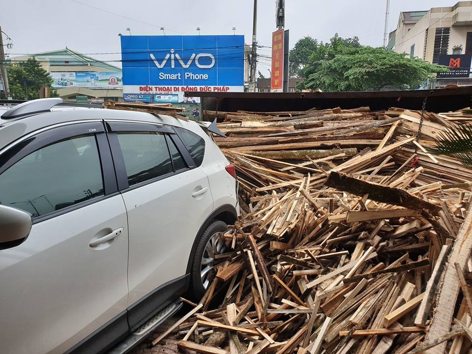 Tránh xe đạp sang đường, ô tô tải lật ngang làm bẹp đuôi xe Mazda CX-5 tranh xe dap sang duong o to tai lat ngang go do ap xuong mazda cx 5