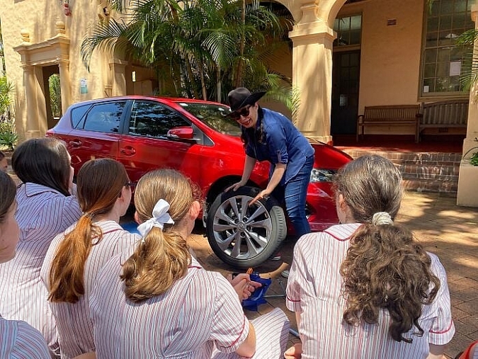 Nữ sinh Australia được học thay lốp ô tô và xử lý tai nạn