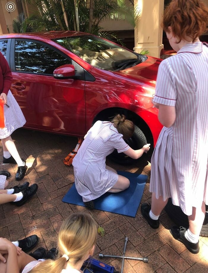 Nữ sinh Australia được học thay lốp ô tô và xử lý tai nạn