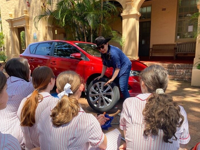 Úc - Dạy nữ sinh thay lốp và xử lý tai nạn