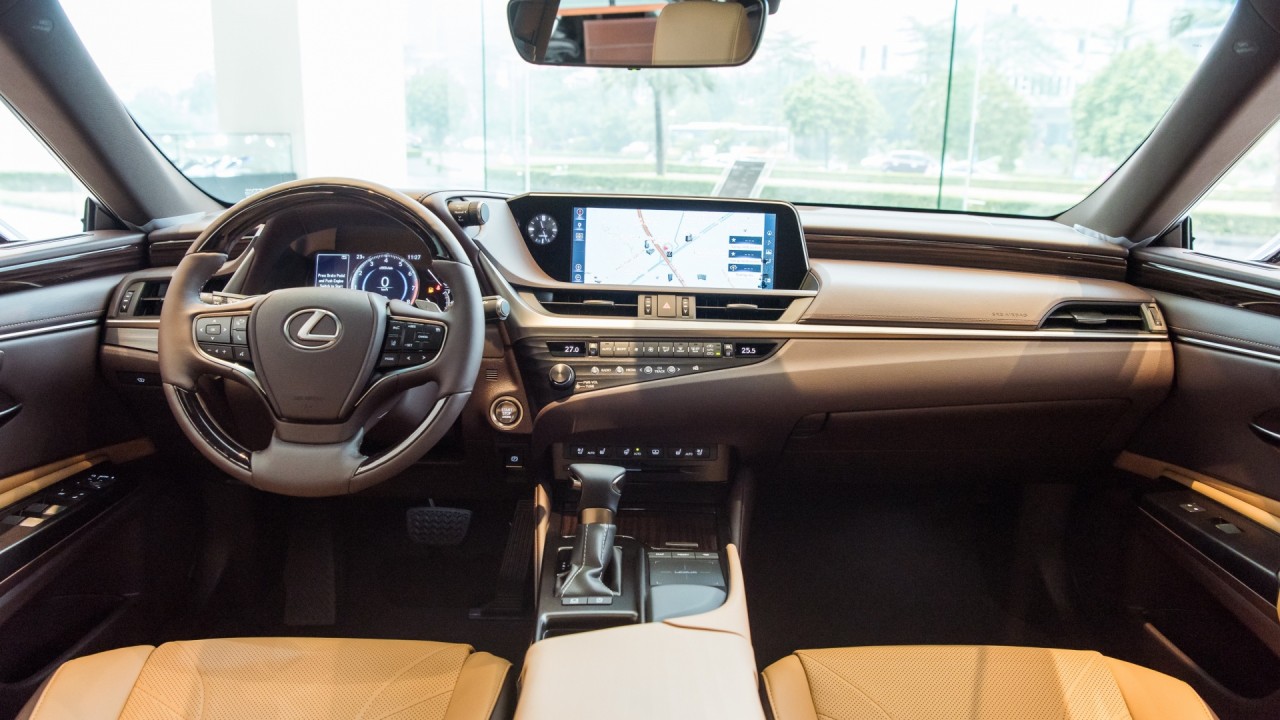 Lexus ES 250 và ES 300h 2021 xuất hiện: Nhiều nâng cấp, giá giữ nguyên