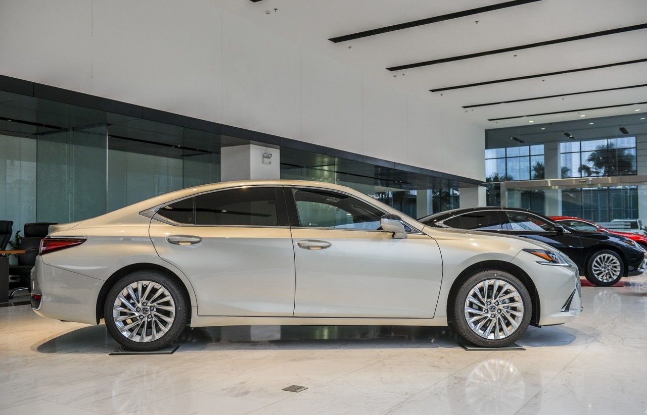 Lexus ES 250 và ES 300h 2021 xuất hiện: Nhiều nâng cấp, giá giữ nguyên
