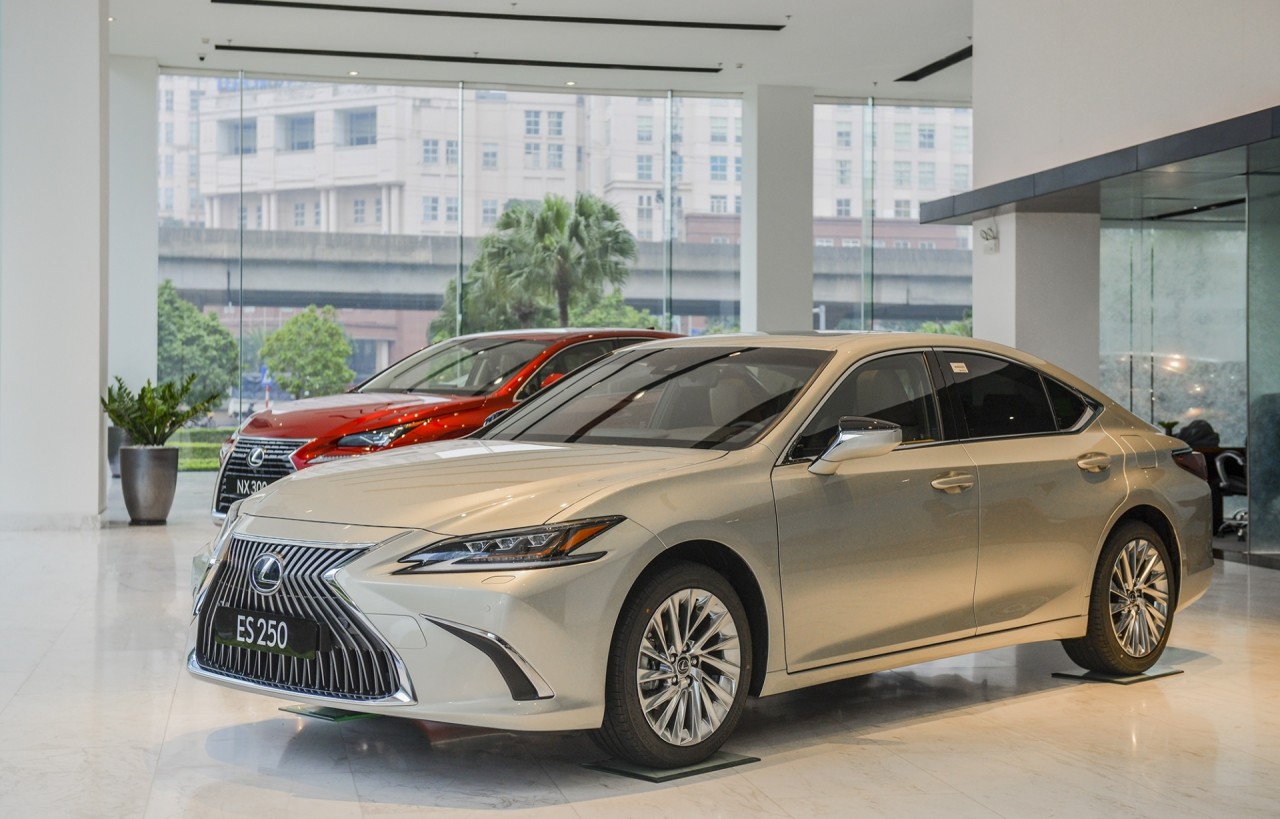 Lexus ES 250 và ES 300h 2021 xuất hiện: Nhiều nâng cấp, giá giữ nguyên