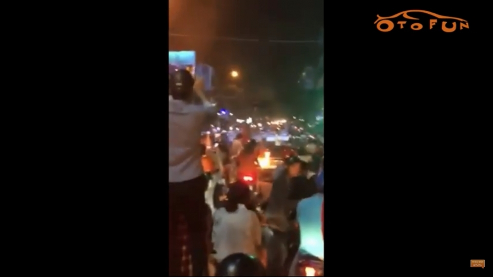 Lamborghini cháy đuôi khi nẹt pô "khạc lửa" mừng chiến thắng Việt Nam - Philippines