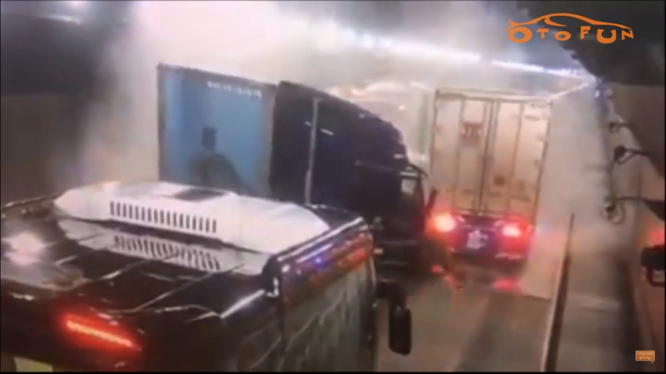 hai xe dau keo container dau dau kho hieu trong ham hai van