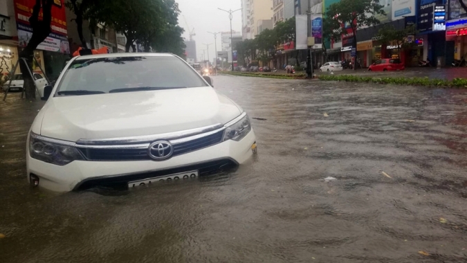 Cảnh sát giao thông Đà Nẵng đội mưa đẩy xe giúp dân