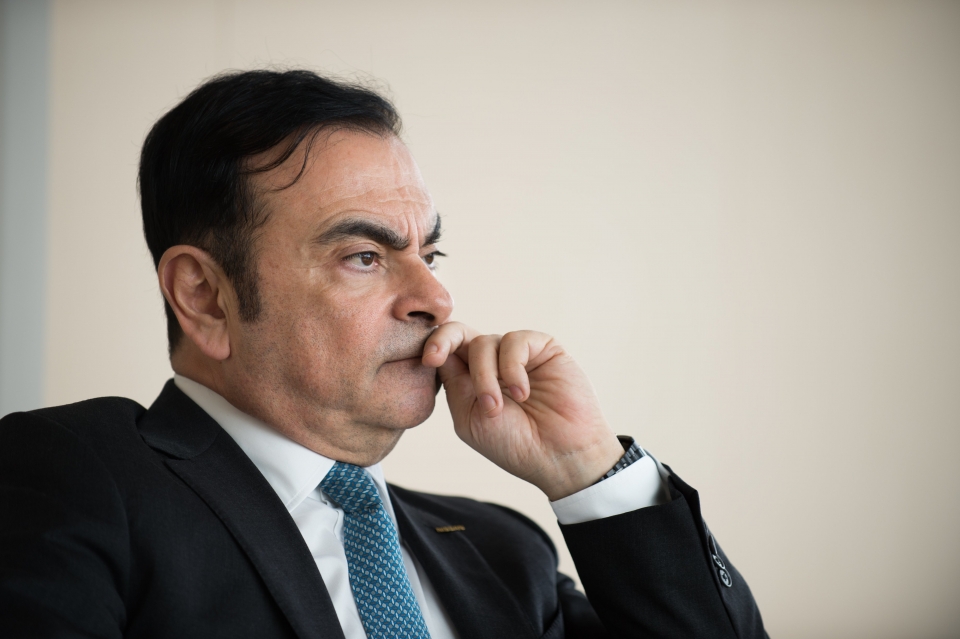 carlos ghosn nissan am muu chong lai toi