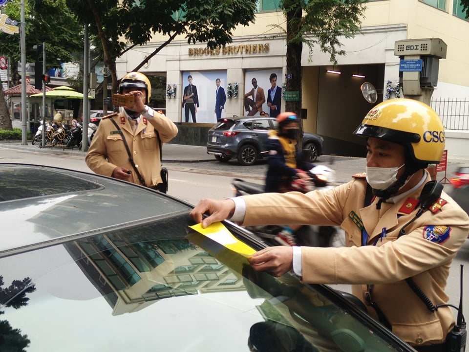 Hà Nội: Chính thức dán thông báo phạt nguội xe ô tô dừng đỗ trái phép