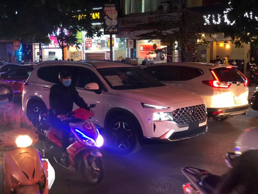 Hyundai SantaFe 2021 chưa biển số bất ngờ chạy trên phố Hà Nội