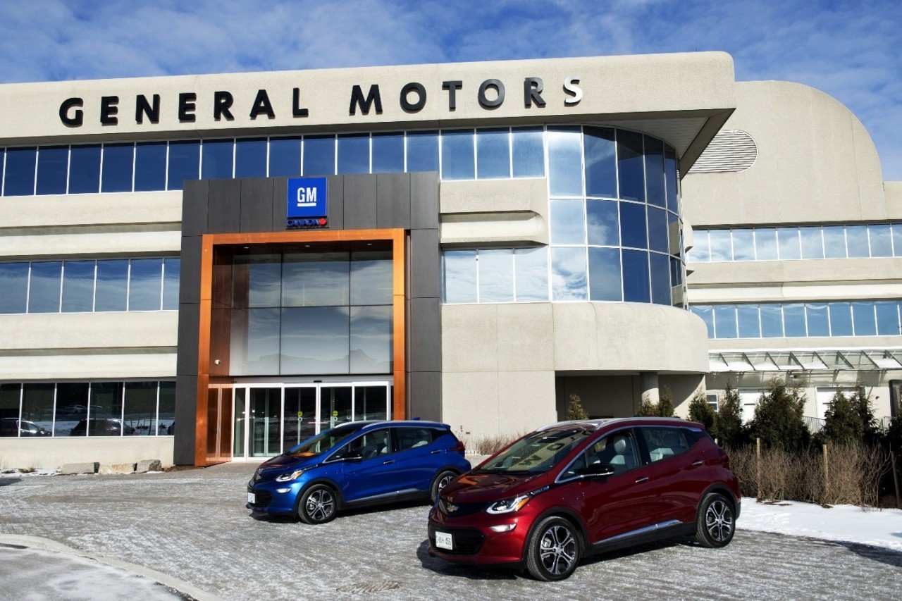 Ngừng lắp ráp ô tô, tập đoàn General Motors và Ford sản xuất máy thở chống Covid-19