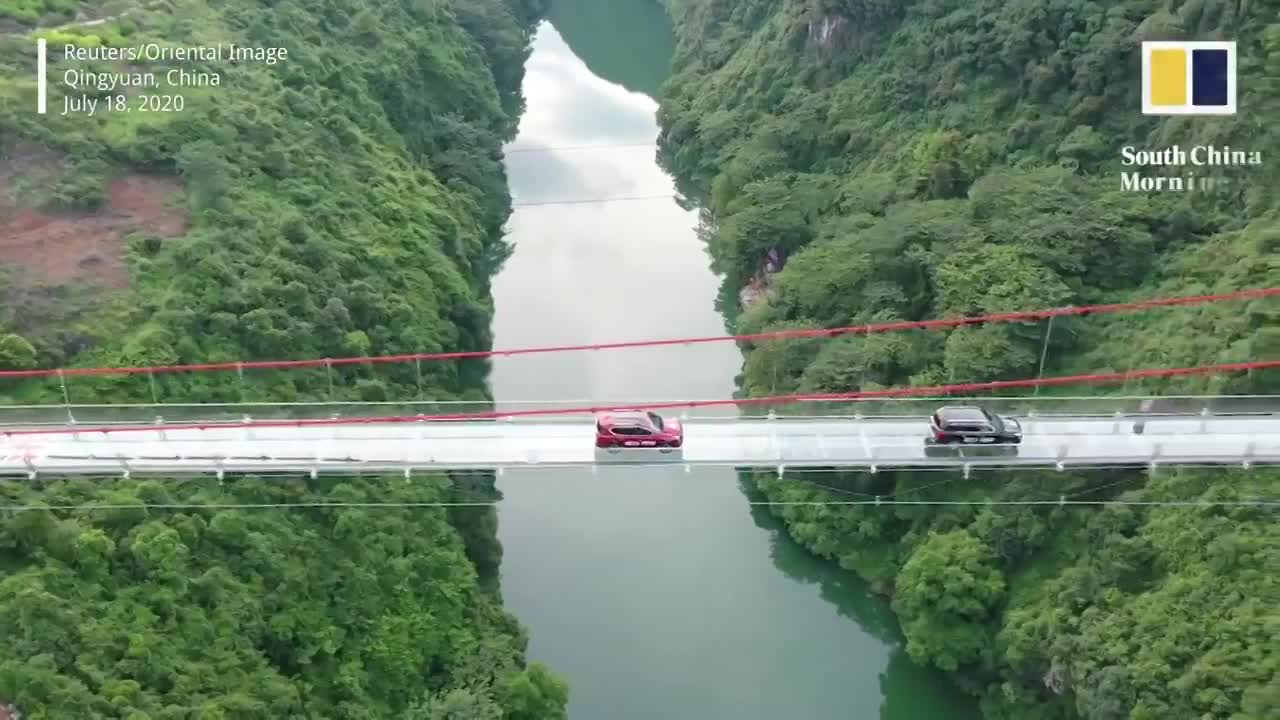 "Thót tim" nhìn cảnh lái ô tô đi trên cầu kính trong suốt dài 526m