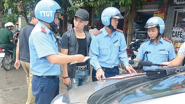 Thanh tra giao thông Hà Nội xử lý xe Grab, Uber vi phạm